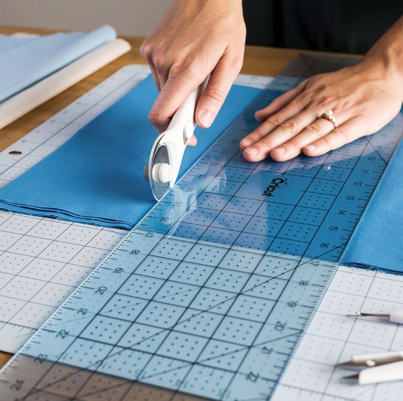Cricut Rotary Cutter 45mm for Vinyls, Papers, Fabric and More